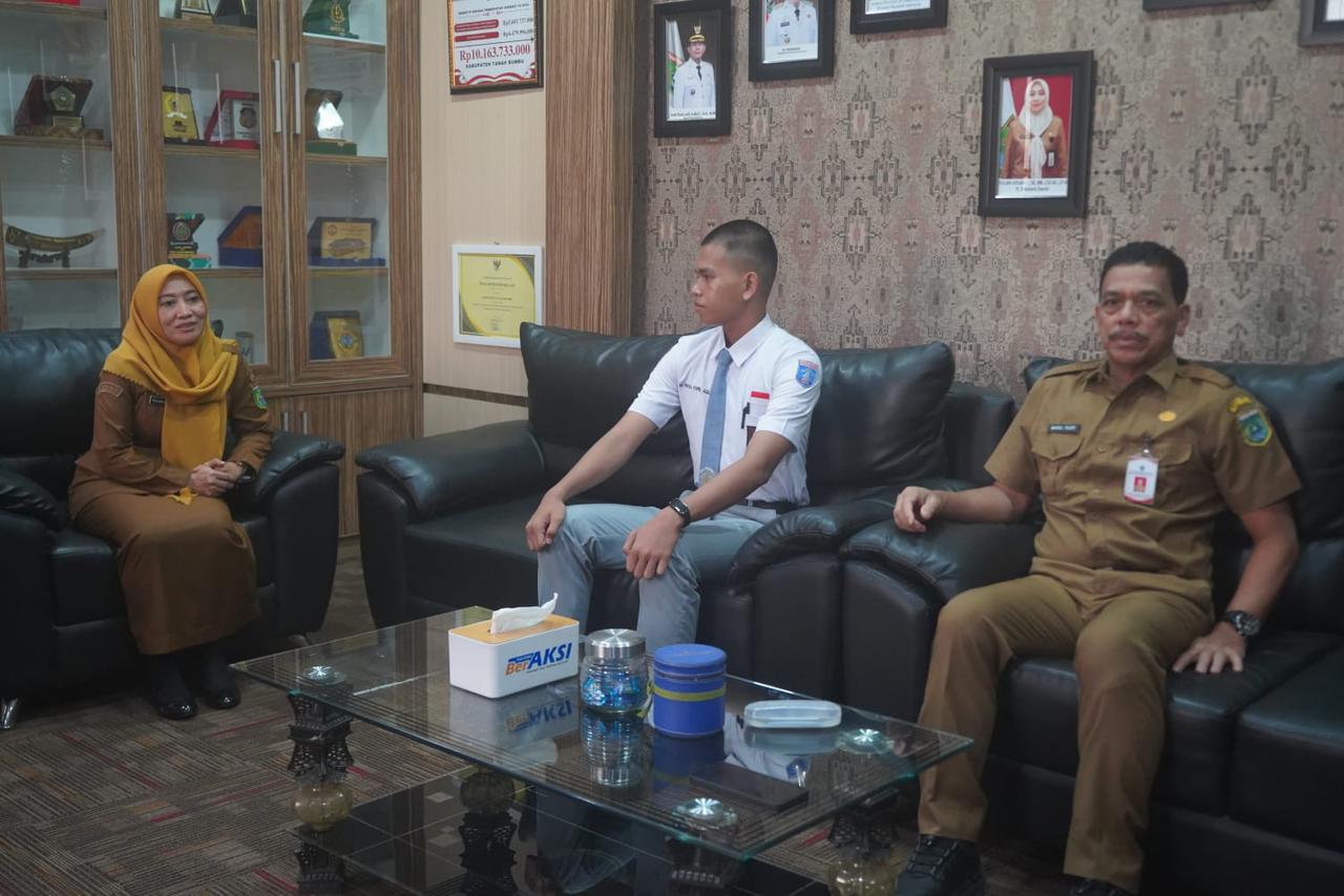 DIALOG: Naufal saat berdialog dengan Pj Sekda Tanah Bumbu Yulian Herawati di ruang kerjanya. (Foto: Kesbangpol Tanah Bumbu untuk Radar Banjarmasin)
