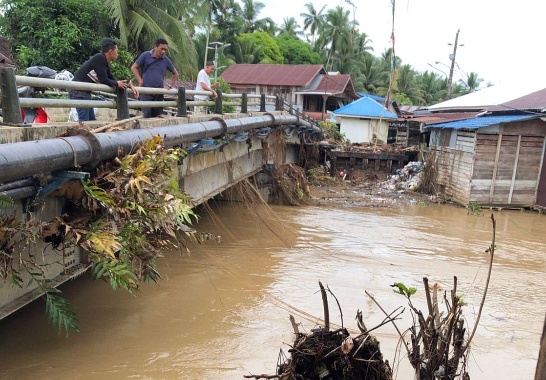 DIBONGKAR: Pekerjaan pembongkaran jembatan ulin di Desa Awayan, yang berlangsung sejak 11 hingga 19 Juni 2025.