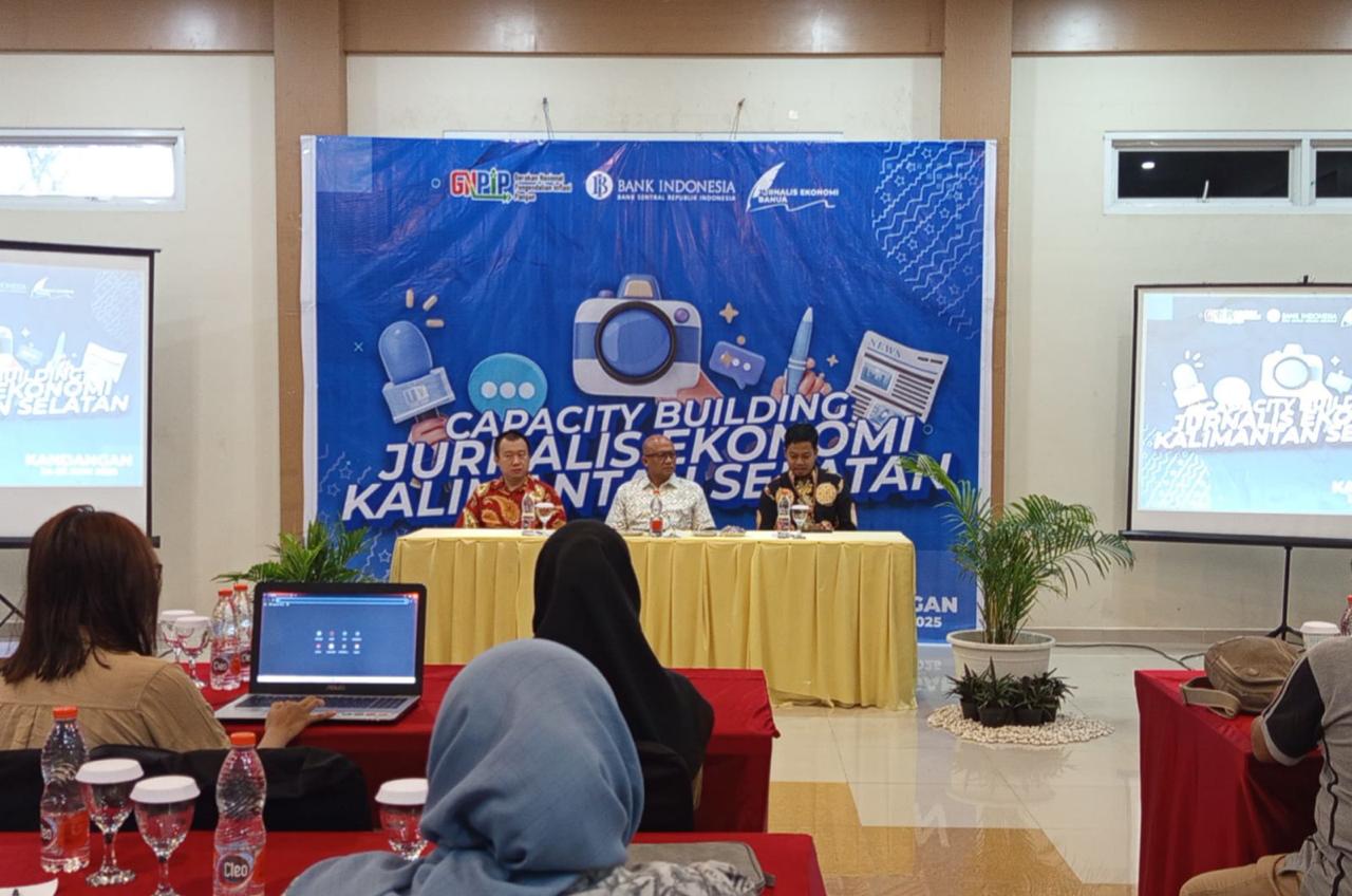 NARASUMBER:KpwBI Kalsel, Fadjar Majardi (kiri) dan Mahendra Dwifebri Purbolaksono, pakar AI Universitas Telkom di acara Capacity Building Jurnalis Ekonomi Kalsel di Kandangan,Selasa (24/5/2025).