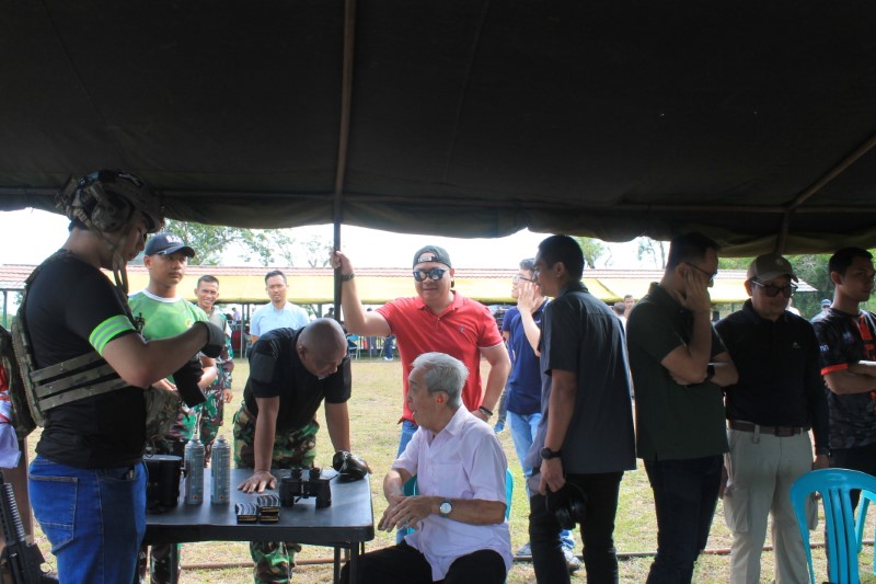 MELAYANI &ndash; Sesaat sebelum menembak, anggota Yonif 623/BWU masih dengan sabar melayani pertanyaan-pertanyaan yang diajukan