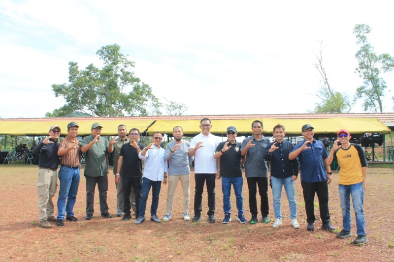 Teks : MENUNGGU GILIRAN &ndash; Sambil menunggu giliran menembak, sempatkan foto bersama dengan dengan symbol tangan Cobra khas GMC+.