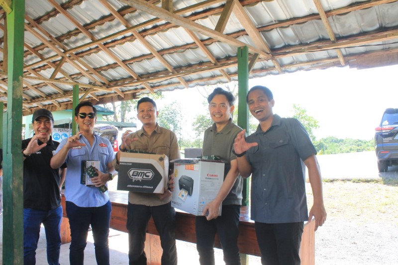 JUARA &ndash; GM Novotel Benny Wijaya (kedua kanan) berhasil menjadi juara 1 lomba menembak. Disusul Sales Manager Posindo Fachrizi (Tengah) dan BM Toyota Astra 2000 Banjarmasin Vicky Fernando.