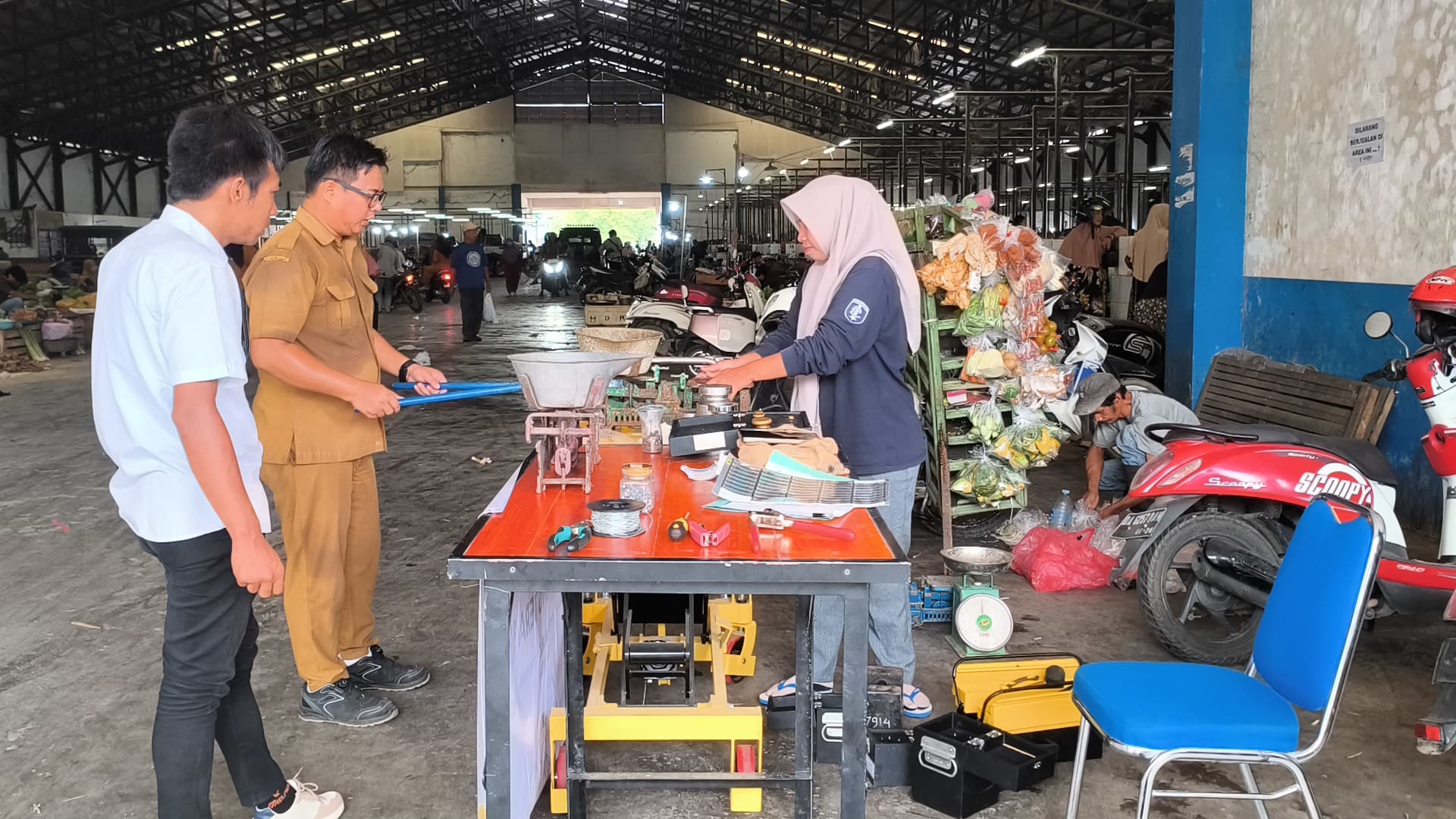 UJI TERA: Uji tera yang dilakukan di Pasar Keramat Barabai diikuti para pedagang, Selasa (24/6/2025).