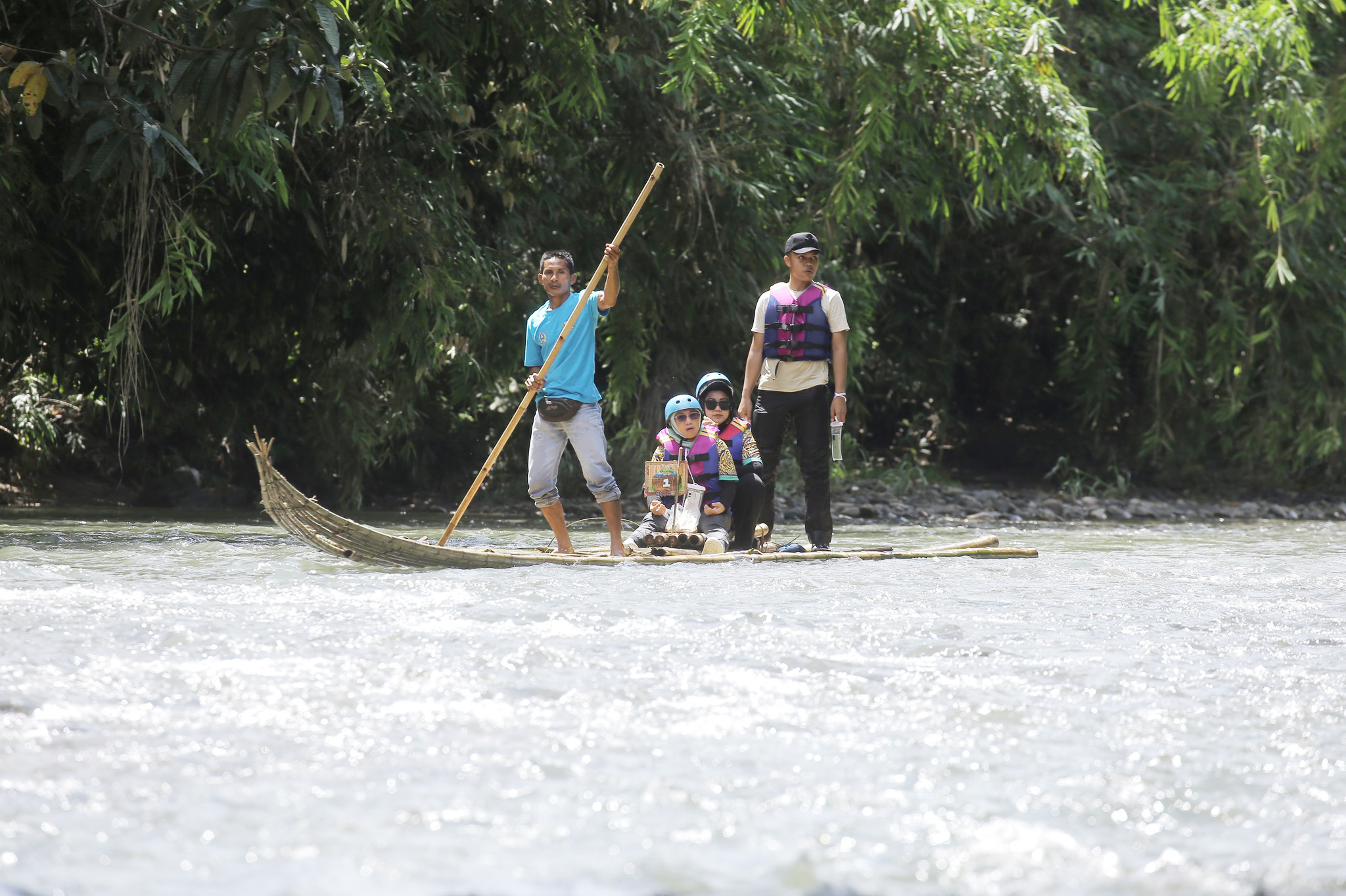 SUSURI SUNGAI: Peserta Festival Bamboo Rafting tahun 2025 lalu. FOTO DISKOMINFO HSS