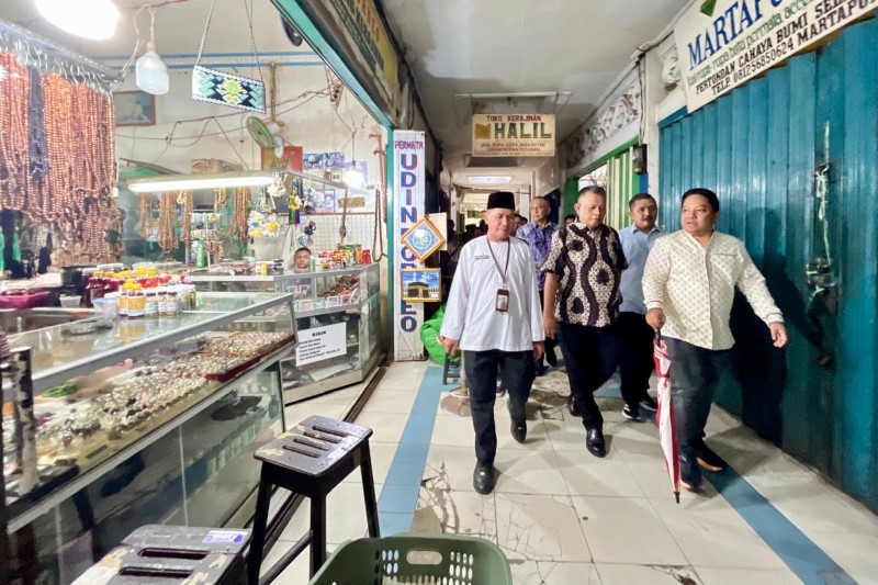 BLUSUKAN: Wamen UMKM RI Helvi Yuni Moraza (tengah) menyusuri lorong-lorong pasar tradisional di Martapura, Kabupaten Banjar.&nbsp;