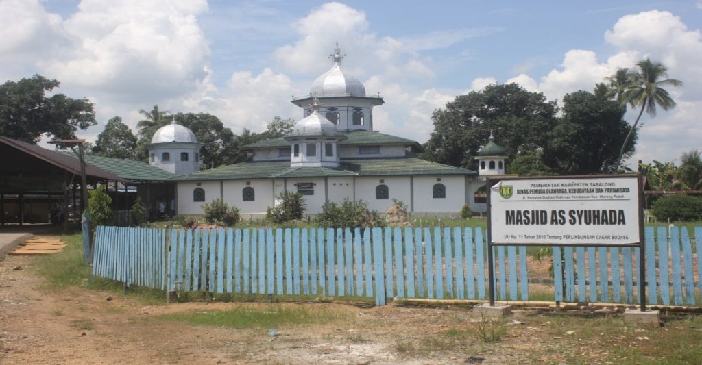 SAKSI BISU: Raden Sugiyono dan Ramli dimakamkan di halaman Masjid As Syuhada Desa Sungai Durian, Kecamatan Benua Lawas, Tabalong.