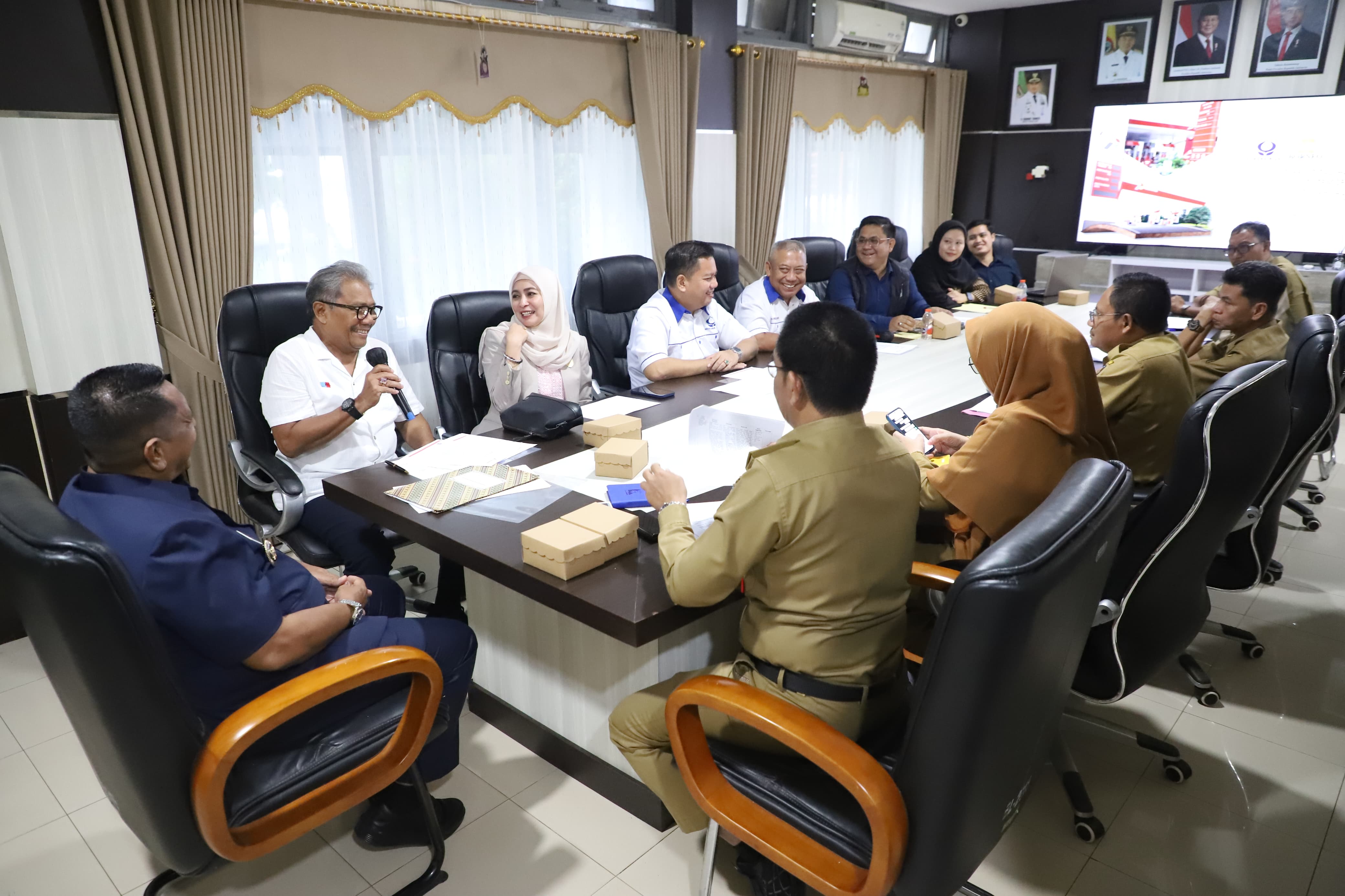 AUDIENSI: Pengurus Hiswana Migas Kalsel saat beraudiensi dengan Wakil Bupati Tala H Muhammad Zazuli di ruang kerjanya. (Foto: Prokopim Tala)