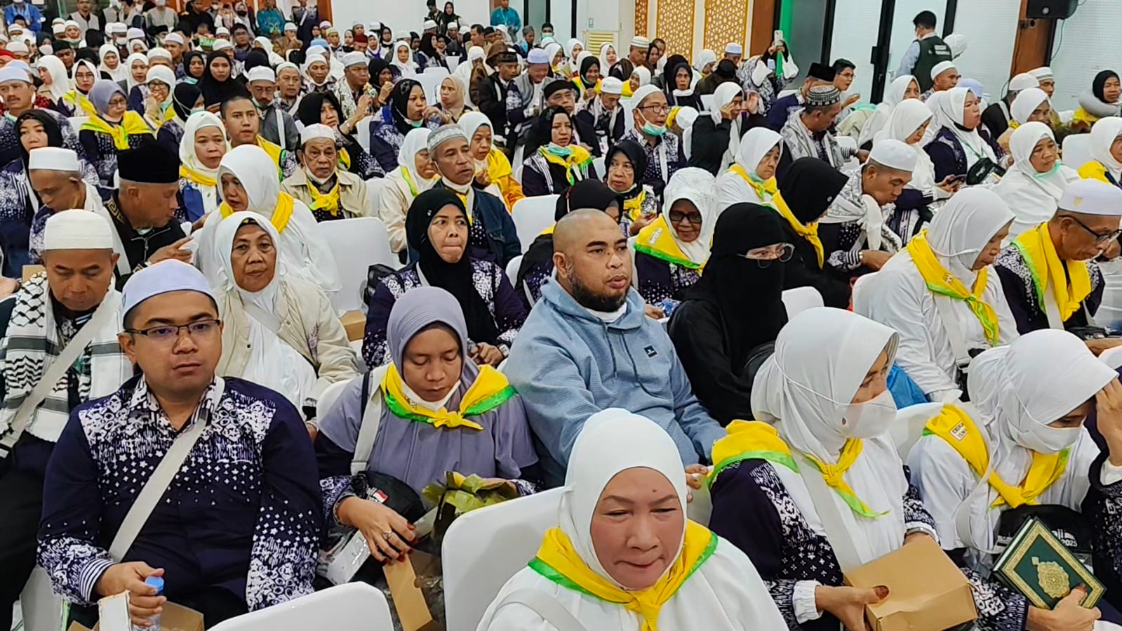 SUASANA: Jemaah haji debarkasi Banjarmasin yang telah tiba dan disambut hangat di asrama haji di Banjarbaru. (DANI UNTUK RADAR BANJARMASIN)