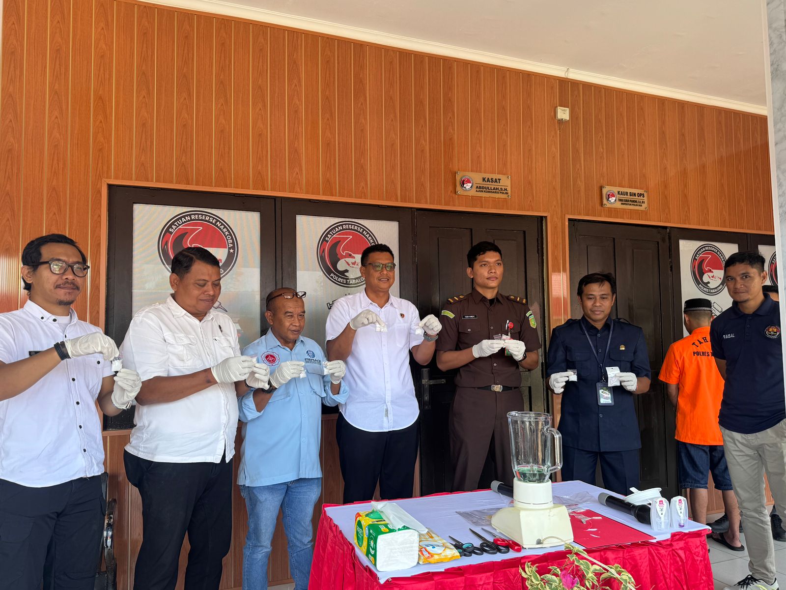 MEMUSNAHKAN: Jajaran Satnarkoba Polres Tabalong dan perwakilan instansi pemerintah lainnya memusnahkan 49,15 gram sabu. (Foto: Polres Tabalong)