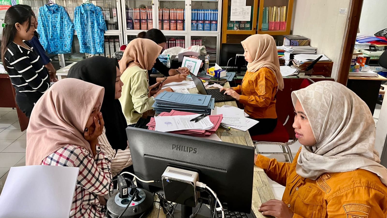 DAFTAR : Proses pendaftaran peserta didik baru di SMAN 1 Halong. Tahun ini, pihak sekolah memberikan jas hujan gratis bagi setiap calon siswa yang mendaftar langsung. (Rikhy untuk Radar Banjarmasin)