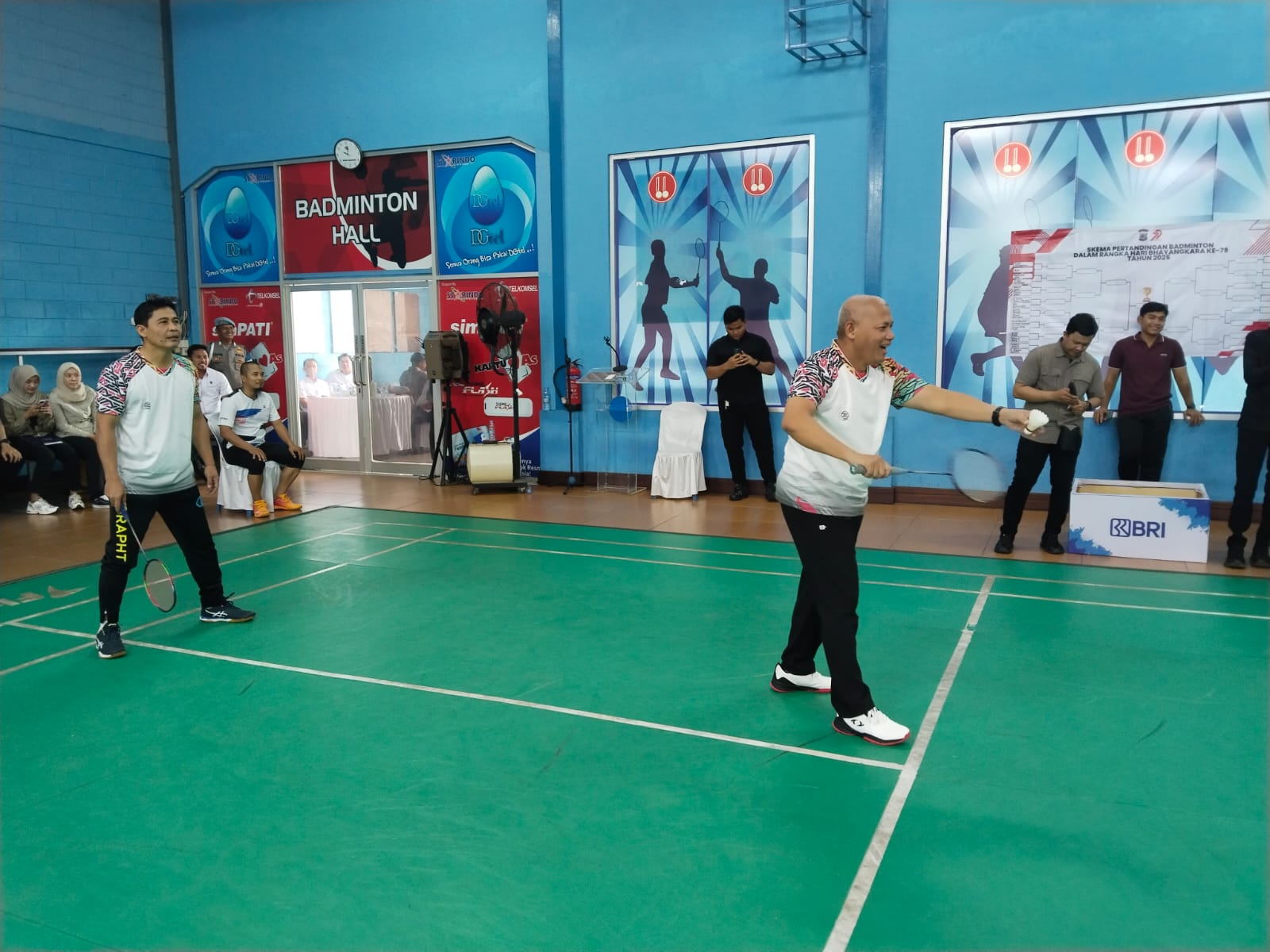 SERVIS:Kapolda Kalsel, Irjen Pol Rosyanto  Yudha Hermawan membuka Pertandingan Badminton Polda Kalsel 2025 dengan laga eksibisi.