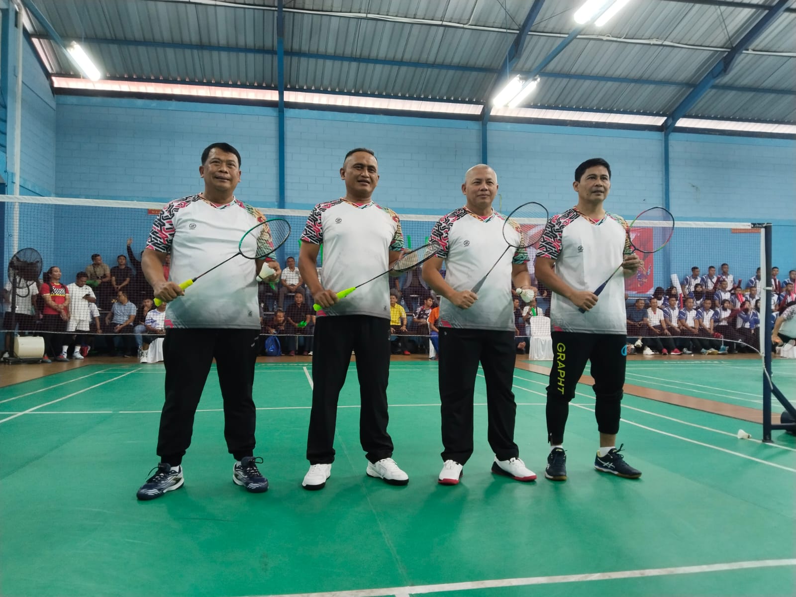 ABADIKAN MOMEN:Kapolda Kalsel, Irjen Pol Rosyanto Yudha Hermawan (dua dari kanan) bersama jajaran bersiap melakoni laga eksibisi di pembukaan Pertandingan Badminton Polda Kalsel.