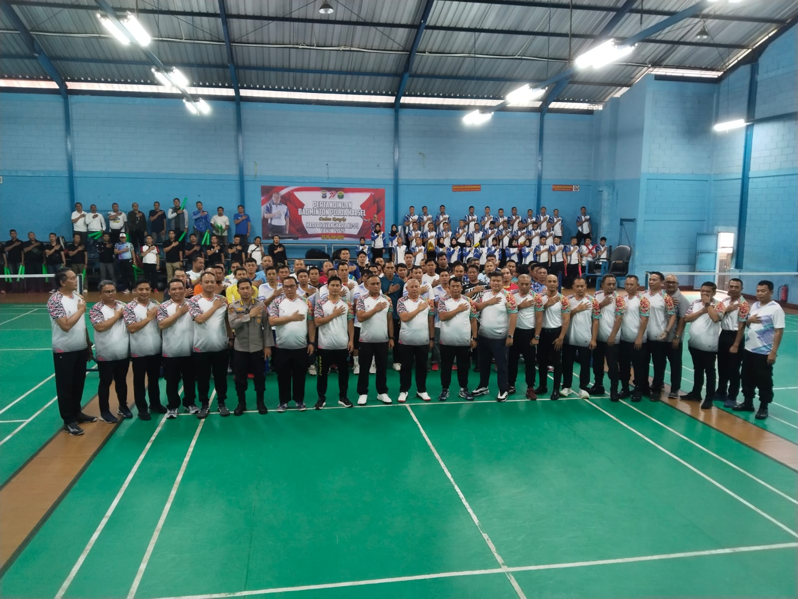 PRESISI:Kapolda Kalsel dan para personel Polda Kalsel berfoto bersama di momen pembukaan Pertandingan Badminton Polda Kalsel di Gedung Bulutangkis Hippindo Banjarmasin, Rabu (25/6/2025).(Foto:Ozan)