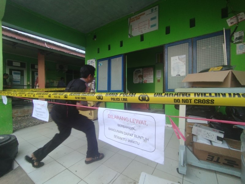 BERBAHAYA: Garis polisi dipasang di sekitar bangunan Puskesmas Aluh-Aluh agar tak terjadi hal-hal yang tidak diinginkan.