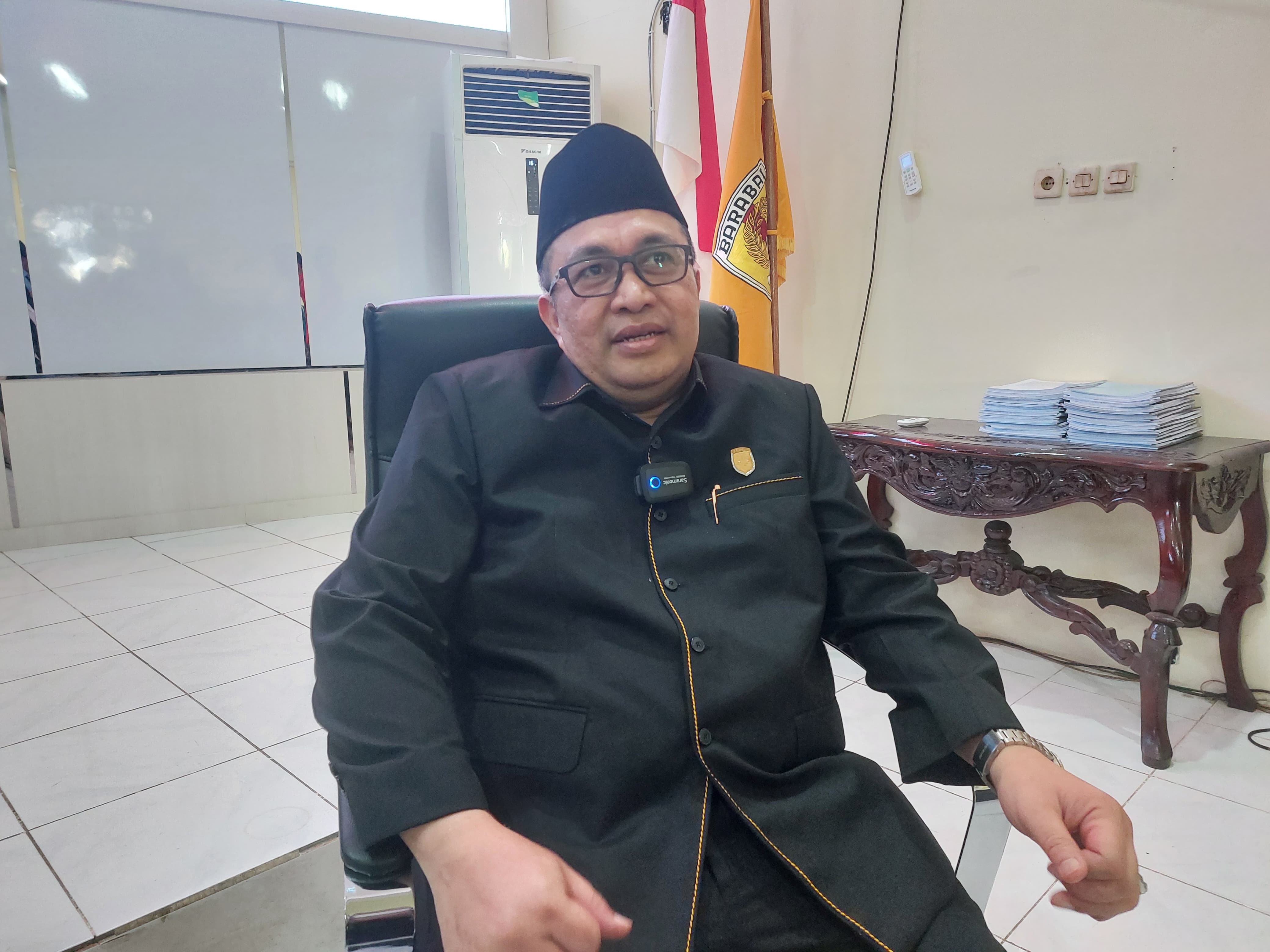 MUNDUR: Haji Asoy resmi mundur dari anggota DPRD HST. (Foto: Jamaluddin/Radar Banjarmasin)
