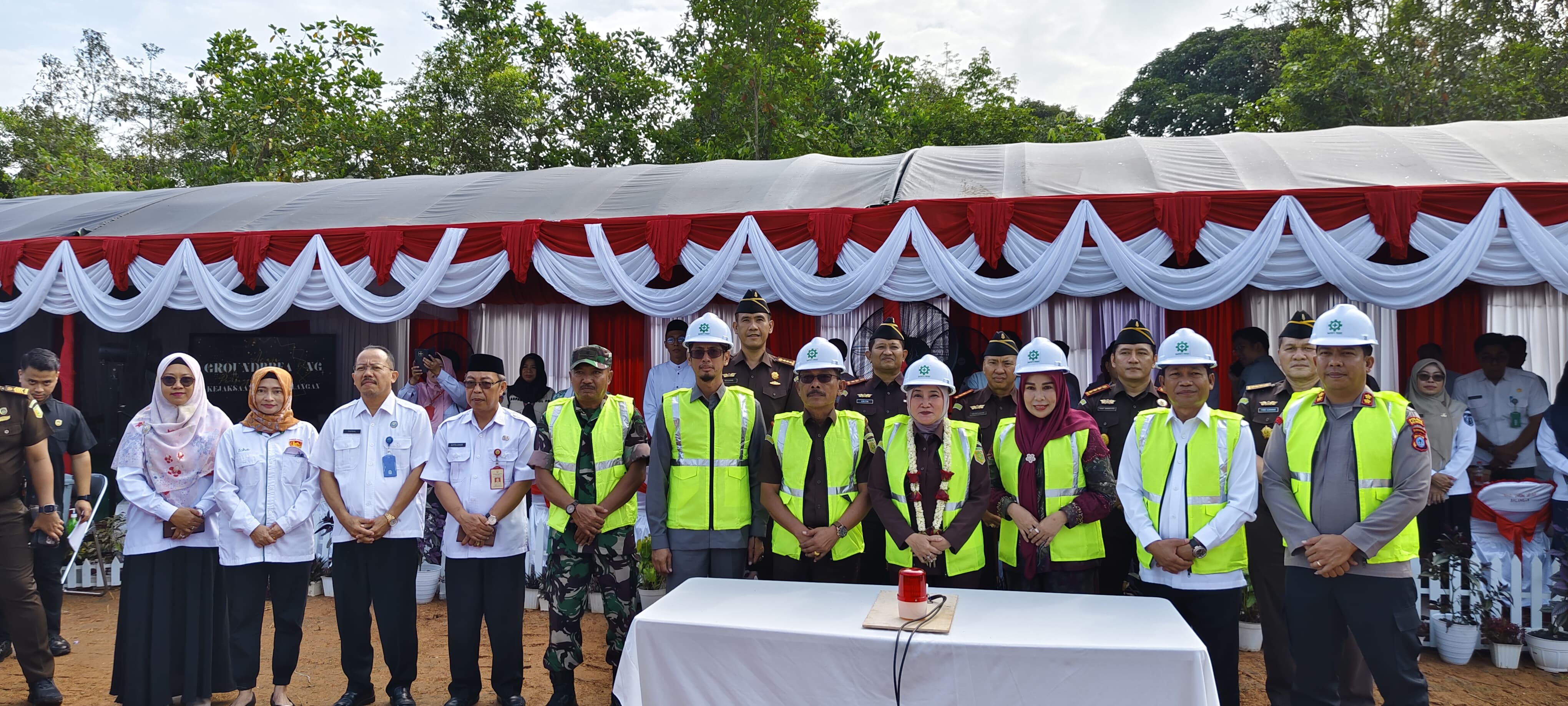 RESMI DIMULAI: Kajati Kalsel Rina Virawati bersama Bupati Balangan Abdul Hadi dan jajaran Forkopimda meninjau lokasi pembanguan Kantor Kejari Balangan. (Foto: M Dirga/ Radar Banjarmasin)