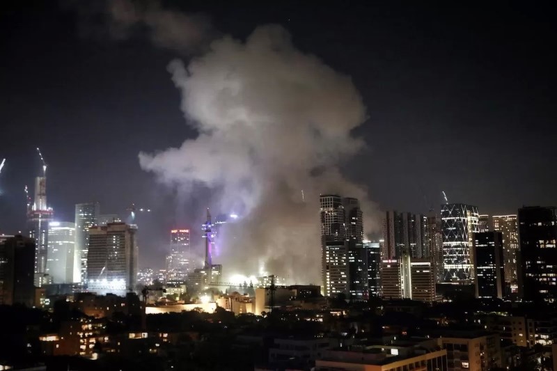RUDAL: Asap tebal membubung setelah serangan rudal balasan dari Iran menghantam wilayah Tel Aviv, Israel. (Reuters)