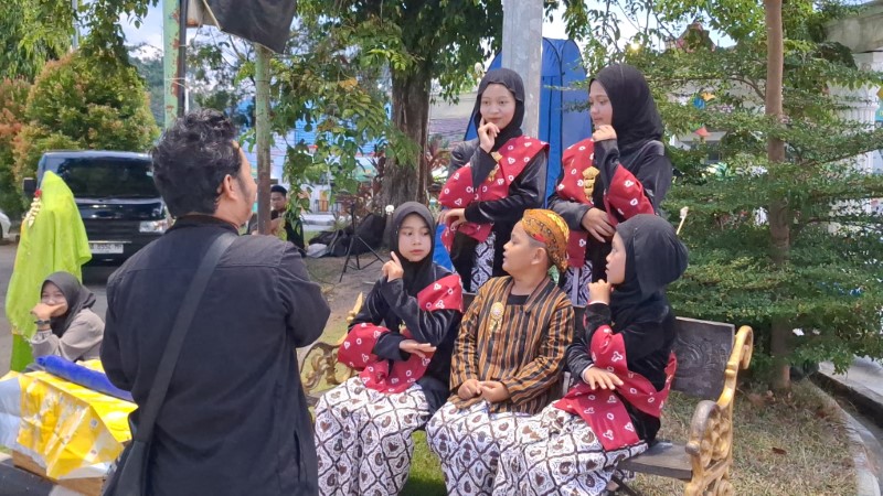 BERFOTO: Para pengunjung saat berfoto mengenakan baju adat di depan Balai Kota Banjarbaru.
