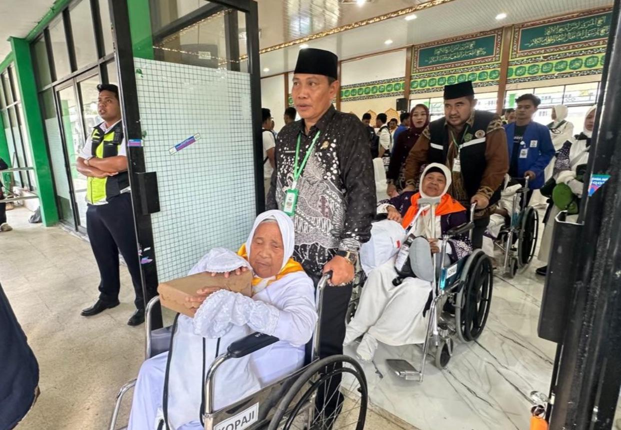 SEGERA PULANG: Plh Kepala Kemenag Tanah Bumbu, Khairun Noor, saat melepas keberangkatan jemaah haji menuju Tanah Suci. (Foto: Kemenag Tanah Bumbu untuk Radar Banjarmasin)