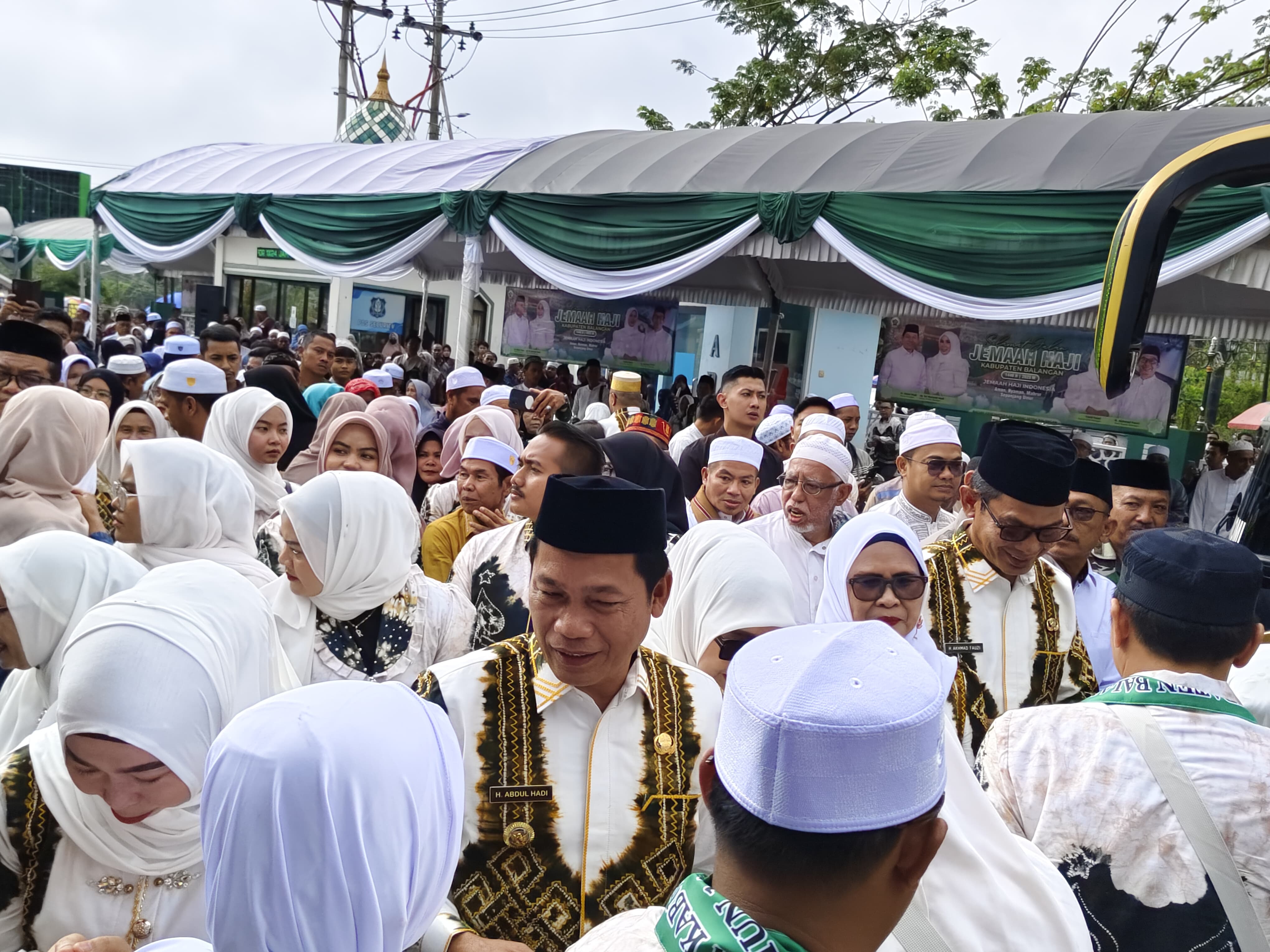 JEMAAH HAJI : Bupati Balangan, HbAbdul Hadi saat melepas Jemaah haji asl kabupaten Balangan beberapa waktu lalu. (M Dirga/ Radar Banjarmasin)