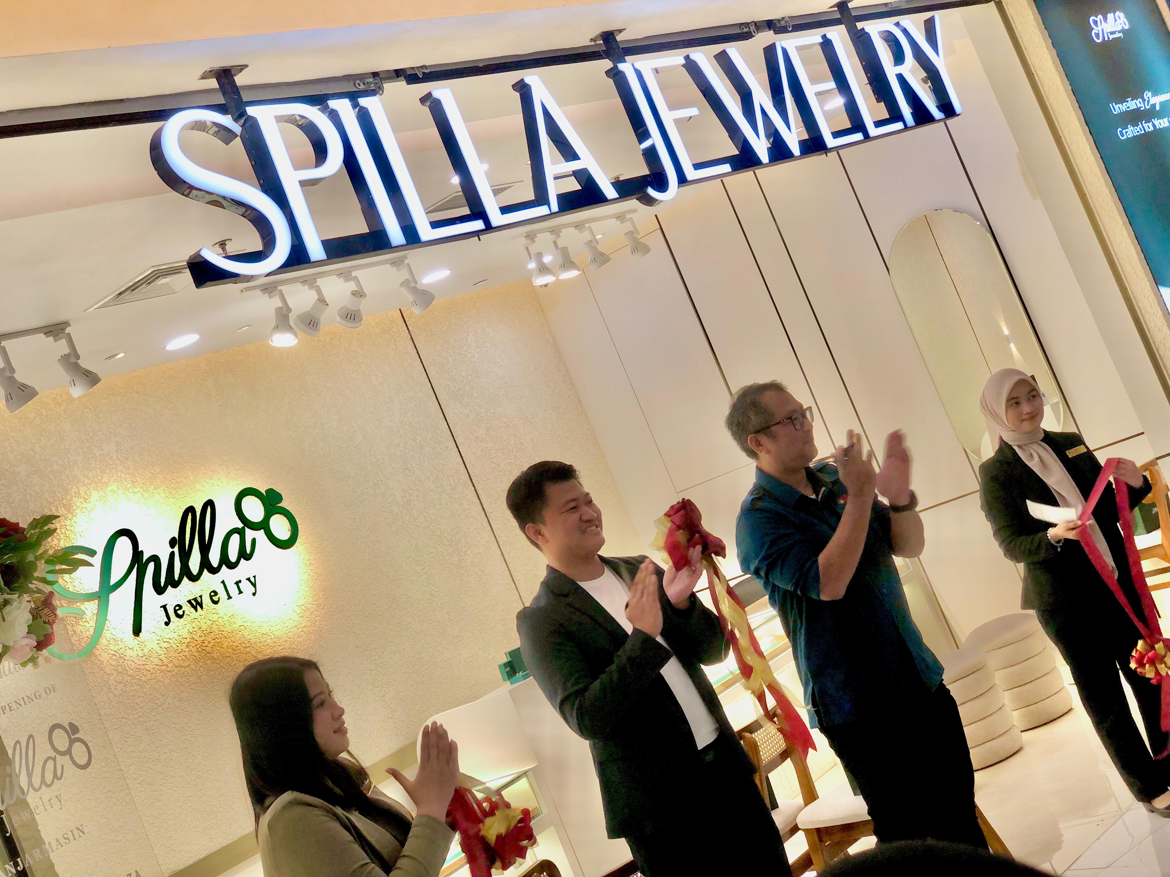 DIBUKA:Pemotongan pita tanda dibukanya galeri ke-23 Spilla Jewelry di Duta Mall Banjarmasin.(Foto-foto:Tia Lalita Novitri/Radar Banjarmasin)