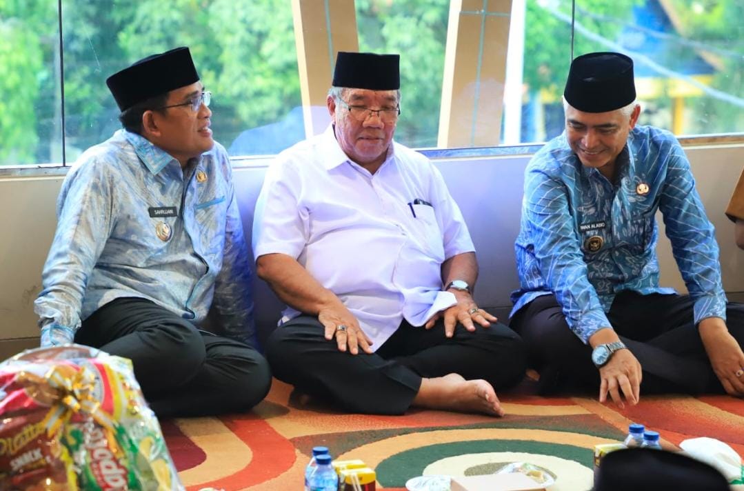 MOMEN:Bupati dan Wakil Bupati Kabupaten HSU, H Sahrujani dan Hero Setiawan duduk bersama Ketua LPTQ Kabupaten HSU, H Husairi Abdi di Kabupaten Banjar.