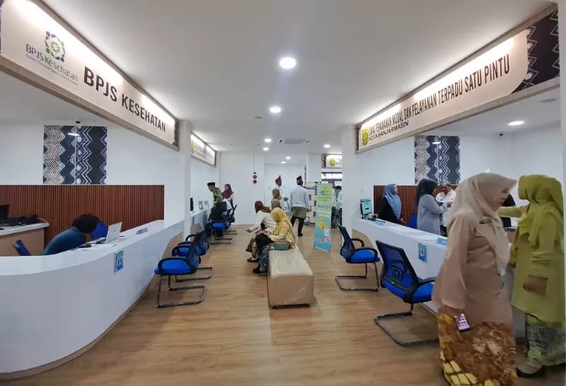TUNGGU ANTREAN:Loket pelayanan MPP di lantai dasar Mitra Plaza, Jalan Pangeran Antasari, Banjarmasin Tengah.(Foto:Dokumentasi Radar Banjarmasin)