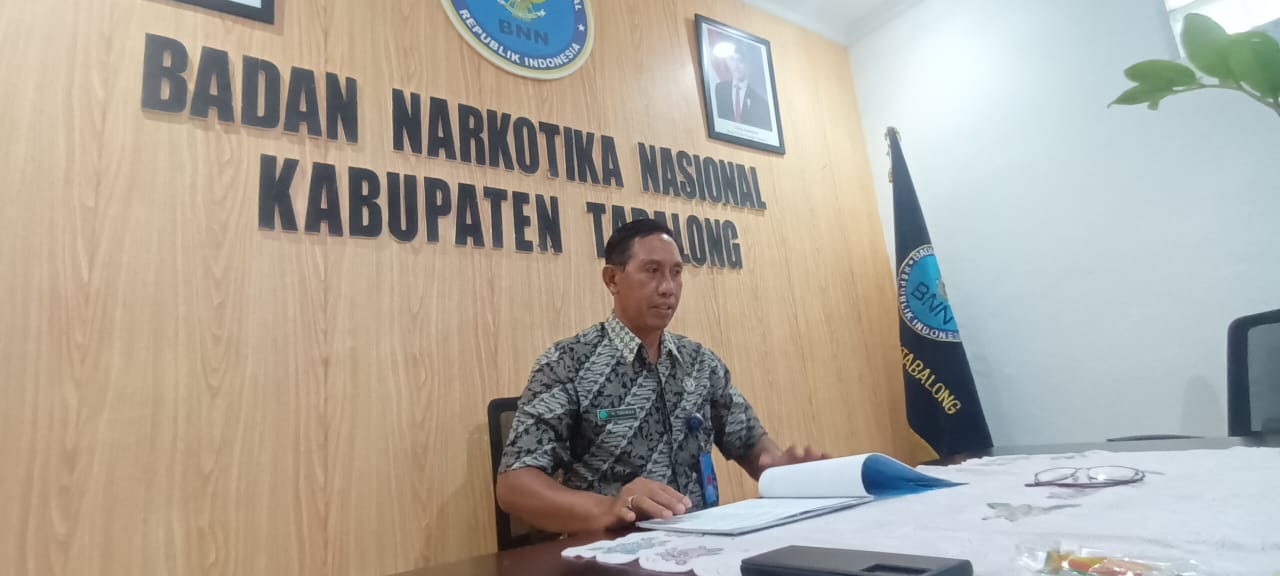 WAWANCARA:Kepala BNNK Tabalong, Tukiman menjelaskan pertimbangan tim asesmen BNNK Tabalong memberikan Restorative Justice untuk enam tersangka kasus narkoba.(Foto:Ibnu Dwi Wahyudi/Radar Banjarmasin)