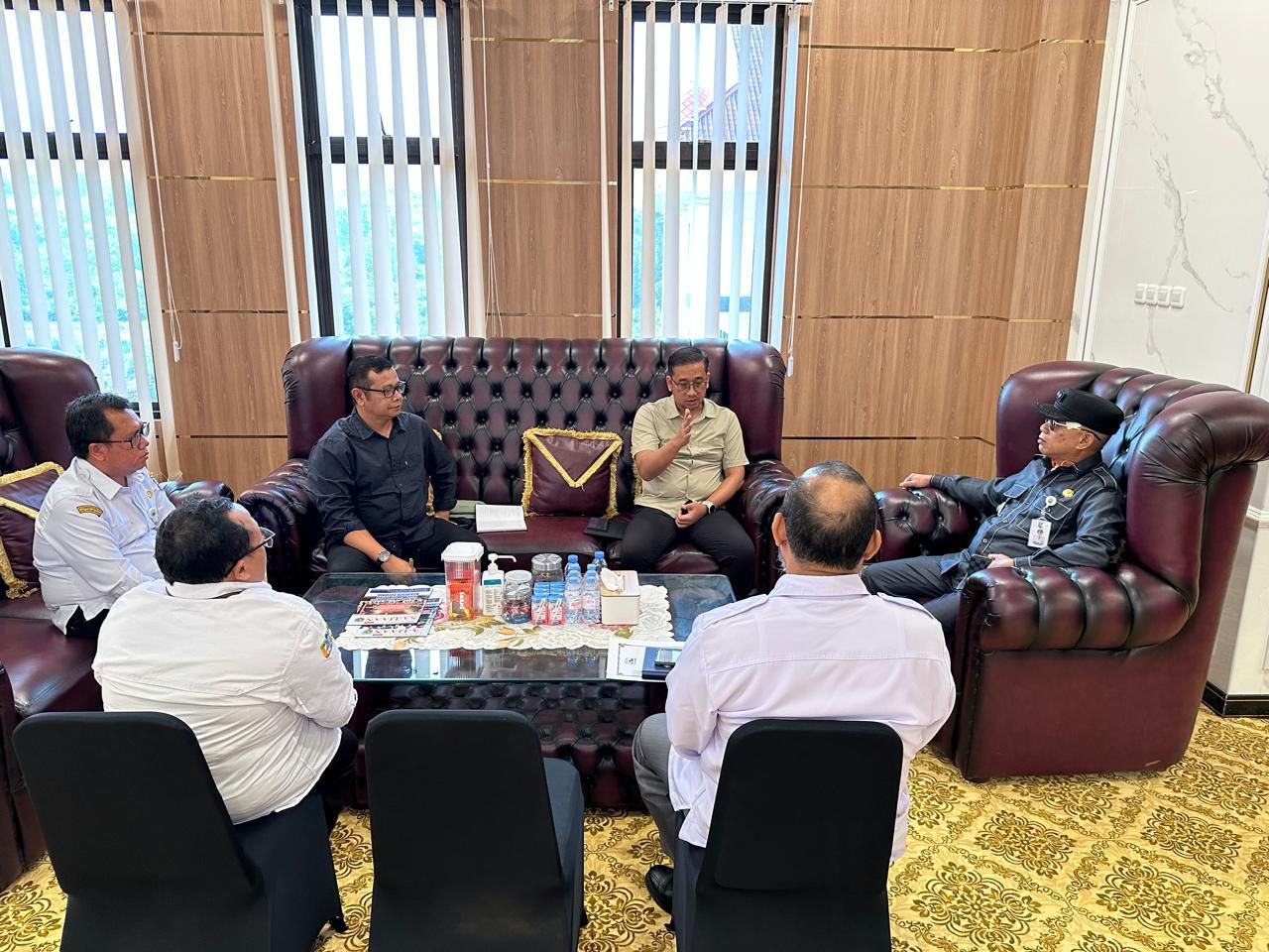 BERDISKUSI:Tim Kementerian Pertanian berdiskusi dengan Bupati Kotabaru, HM Rusli.(Foto:Diskominfo Kotabaru)