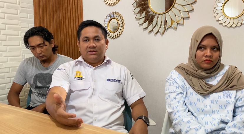 PROTES: Kuasa hukum keluarga Juwita, Muhammad Pazri mendatangi Oditurat Militer III-15 Banjarmasin. (Foto: Riyad Dafhi Rizki/Radar Banjarmasin)