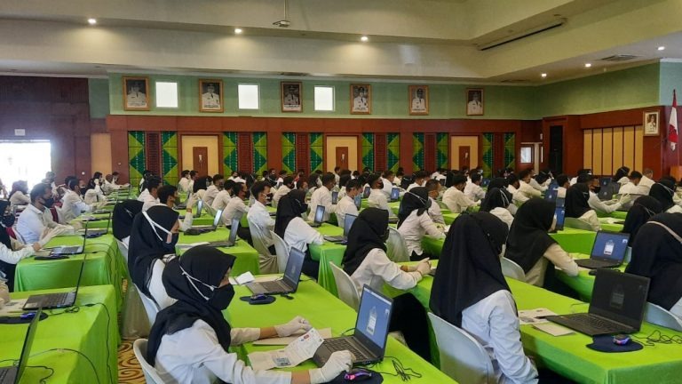 TES CAT: Pelamar PPPK Pemprov Kalsel mengikuti tahapan tes CAT di Gedung Ideham Chalid Perkantoran Pemprov Kalsel, Banjarbaru. (Foto: Dokumentasi Radar Banjarmasin)