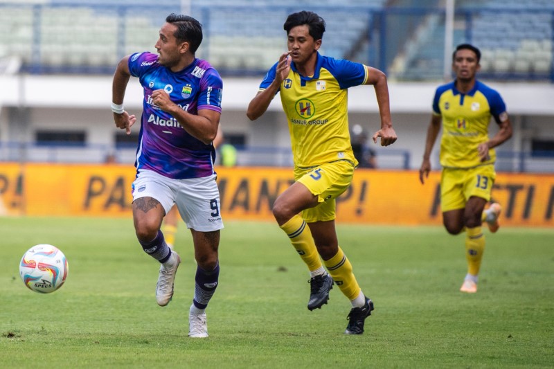 HENGKANG: Pesepak bola Muhammad Firly (kedua kiri) saat masih berseragam Barito Putera. Pemain yang berposisi sebagai bek tengah tersebut dilepas Laskar Antasari