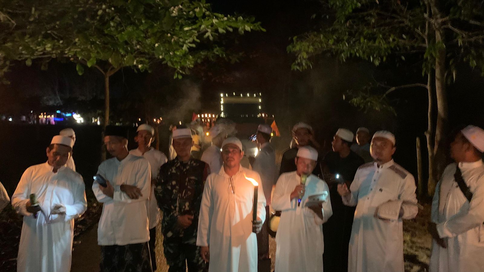 MENYAMBUT: Pawai Obor menyambut tahun baru Islam 1 Muharram 1447 Hijriah di Desa Mekarpura, Kecamatan Pulau Laut Tengah, Kotabaru, dibanjiri peserta dan penonton, Kamis (26/6) malam.