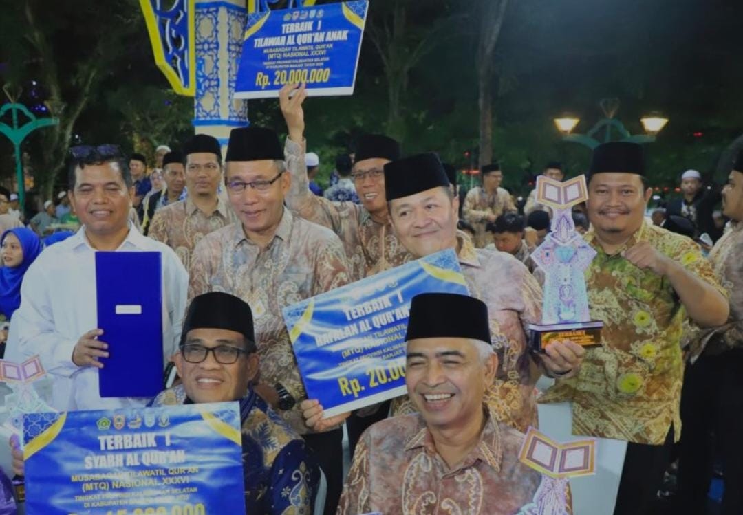 BANGGA:Bupati dan Wakil Bupati, HSU H Sahrujani dan Hero Setiawan, serta pejabat HSU foto bersama di penutupan MTQN Tingkat Provinsi Kalimantan Selatan 2025 di Kabupaten Banjar, Kamis (26/6/2025).