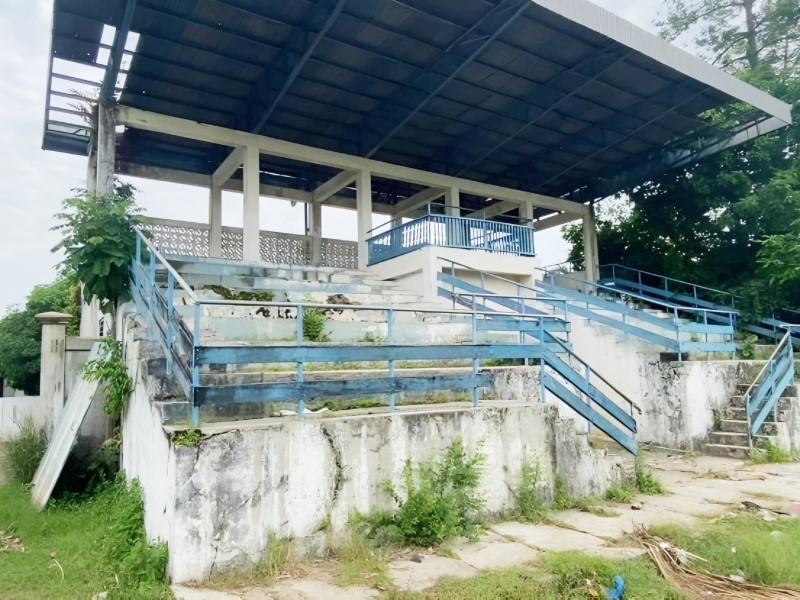 KUSAM: Kondisi tribun penonton di Stadion Mini Barakat yang sudah tak terawat (KONI BANJAR).