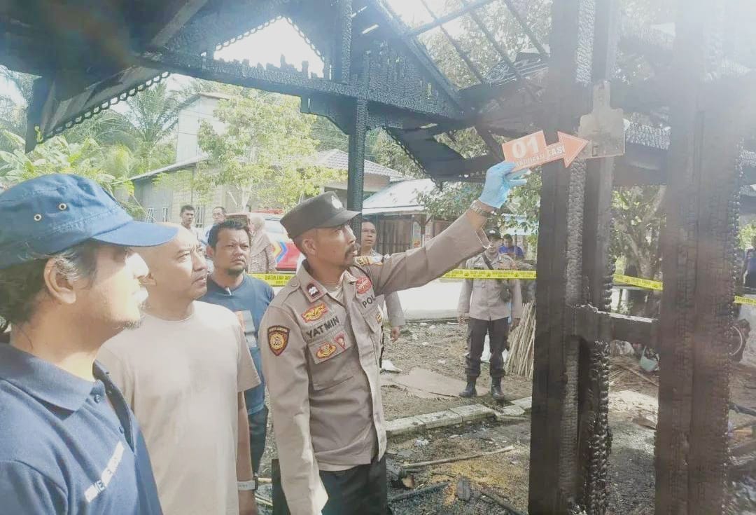 OLAH TKP: Tim INAFIS Polres HSU dibantu anggota Polsek Banjang, melakukan olah TKP di lokasi kebakaran Desa Beringin, Kecamatan Banjang, Jumat (27/6/2025).