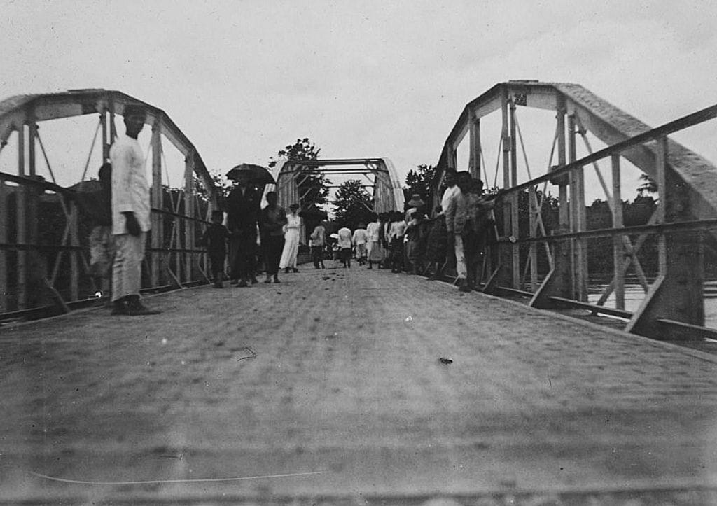 TEMPO DOELOE: Potret Bumiputera berdiri di jembatan yang kelak menjadi warisan Kolonial.