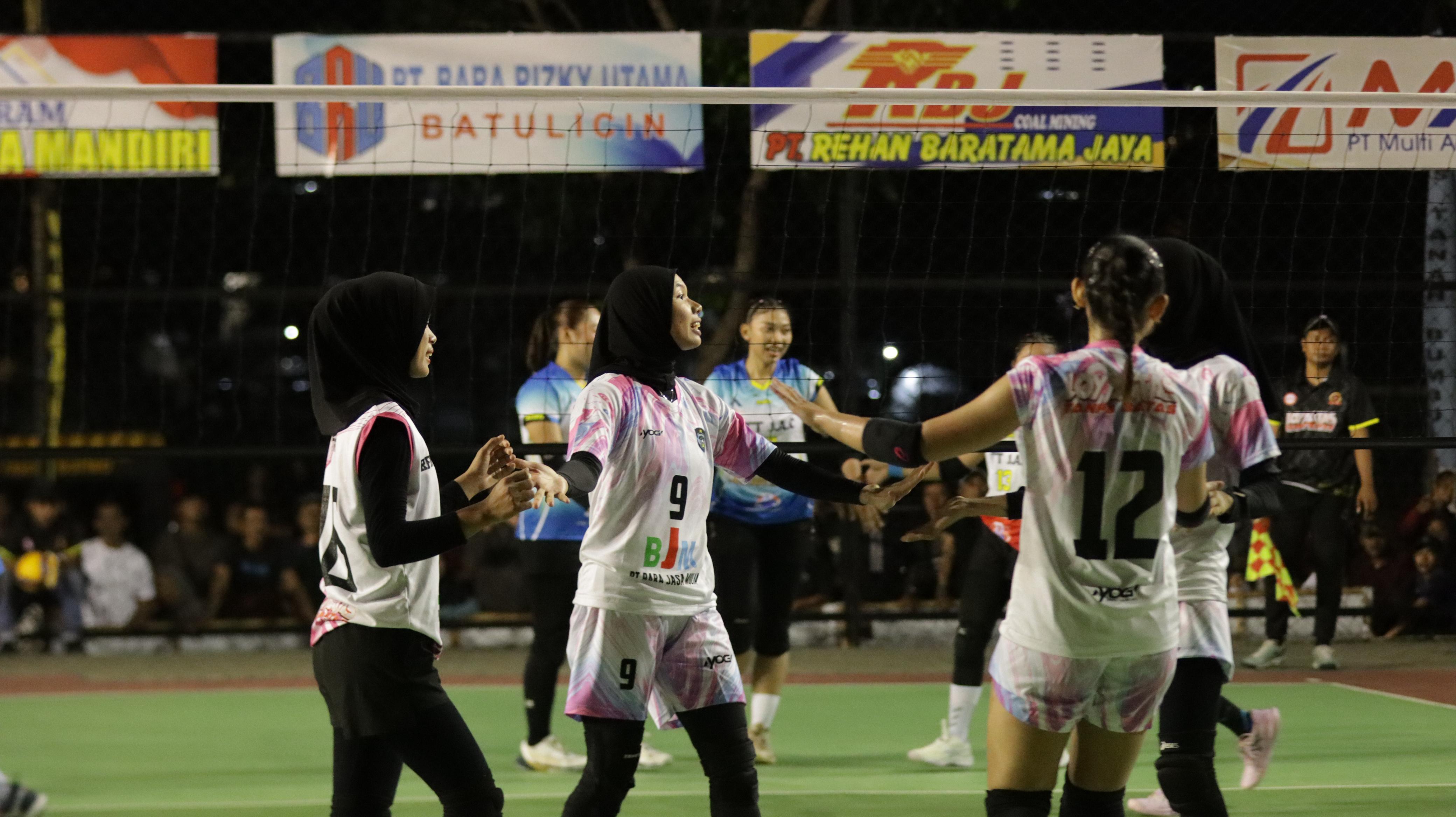 SOLID: Tim voli putri Polsek Kusan Hulu tampil solid saat laga perempat final Kapolres Cup 2025, Kamis (26/6) malam di Batulicin.