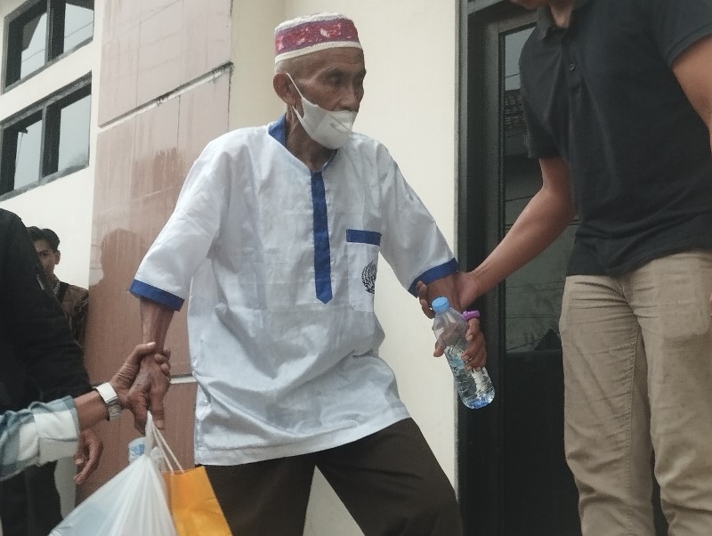 LEMAH: Kakek Kahpi berjalan keluar dari ruang sidang didampingi keluarga usai mengikuti sidang Peninjauan Kembali (PK) kedua di PN Martapura, Kamis (19/6/2025) sore.