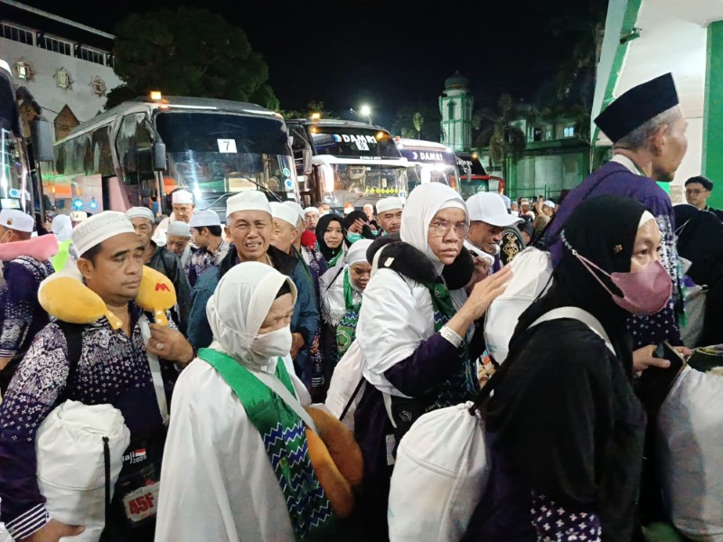 TIBA: Jemaah haji asal Banjarbaru saat tiba dengan selamat di Asrama Haji Banjarmasin, Kamis (26/6) malam.