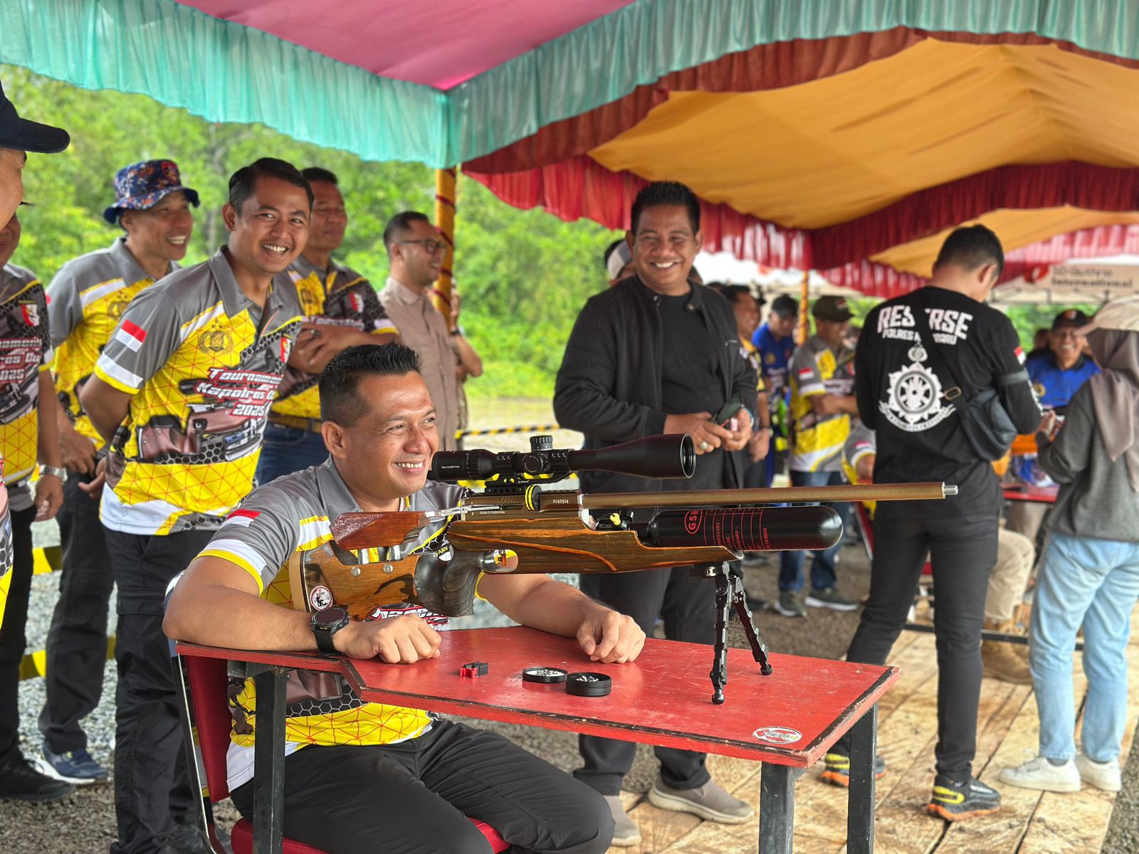 MENEMBAK: Kapolres Kotabaru AKBP Doli M Tanjung memulai menembak dalam Turnamen Menembak Senapan Angin Metal Silhouette di Kotabaru. (Foto: Humas Polres Kotabaru)