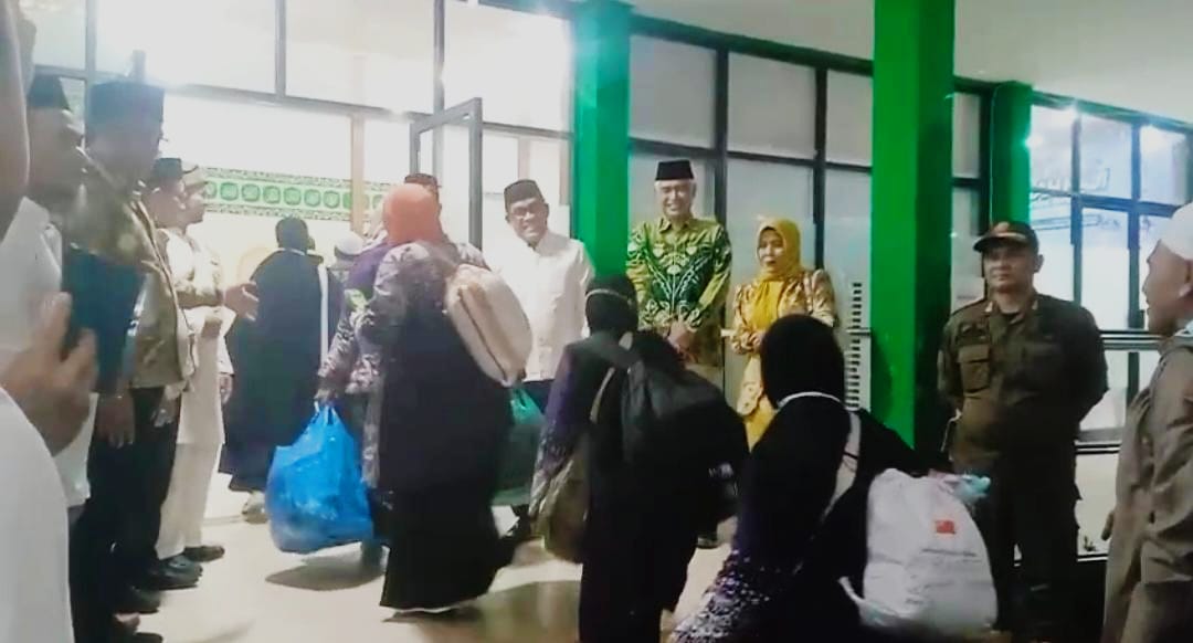 HARU:Jemaah Haji Kabupaten Hulu Sungai Utara (HSU) Kloter 8 Embarkasi Banjarmasin tiba di Asrama Haji Kota Banjarbaru, Minggu (29/6/2025) pagi, disambut Bupati dan Wakil Bupati HSU.(Foto: M Akbar)
