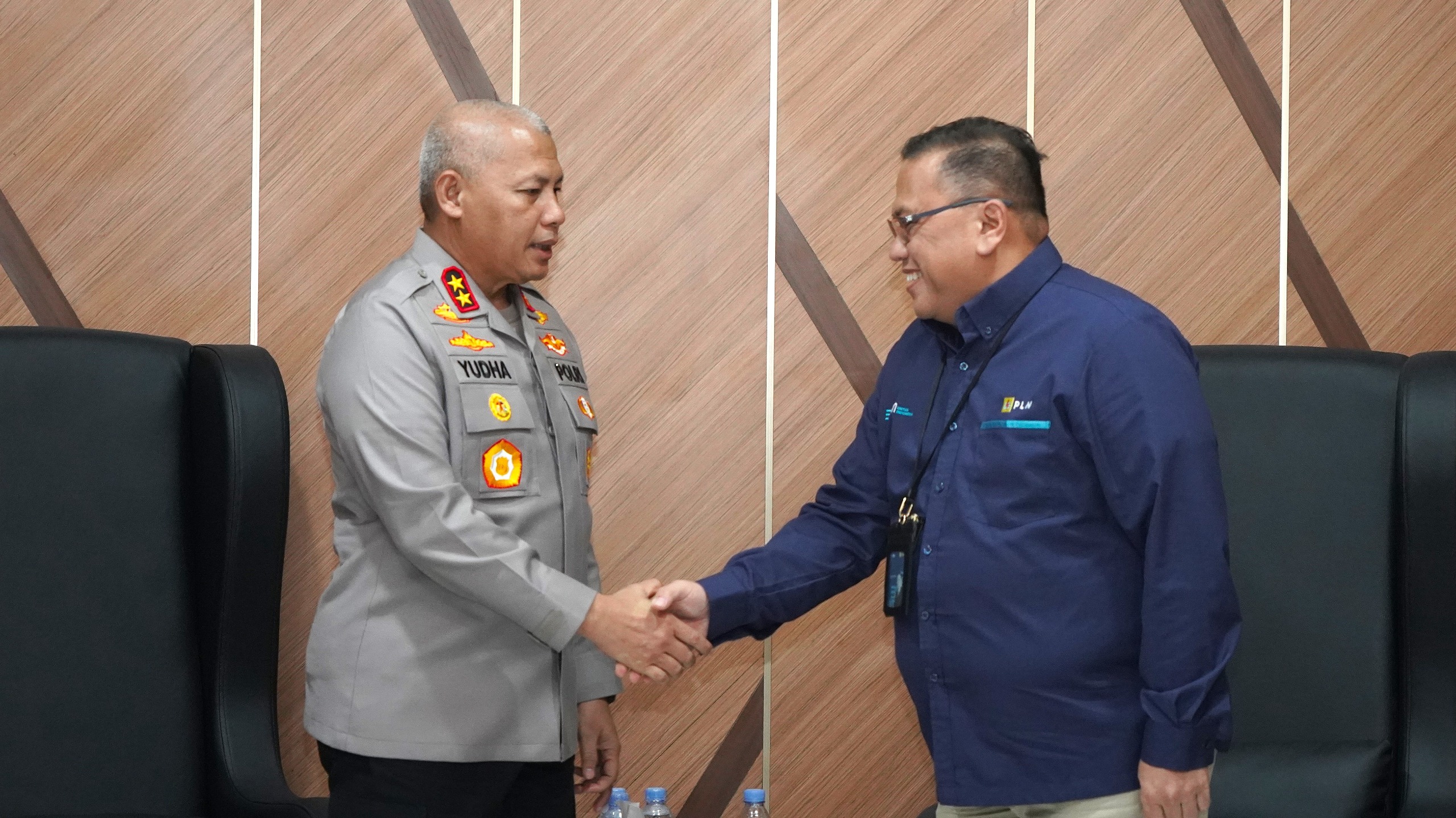 AUDIENSI:Kunjungan GM PLN UID Kalselteng, Iwan Soelistijono bersama jajaran disambut langsung oleh Kapolda Kalsel, Irjen Pol Rosyanto Yudha Hermawan di Mapolda Kalsel, Banjarbaru, Selasa (24/6/2025).