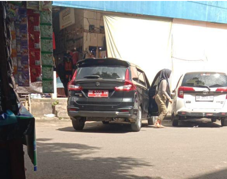 Tangkapan layar mobil operasional Kepala Desa Tundi yang parkir di Pasar Barabai, HST. (Arif untuk Radar Banjarmasin)