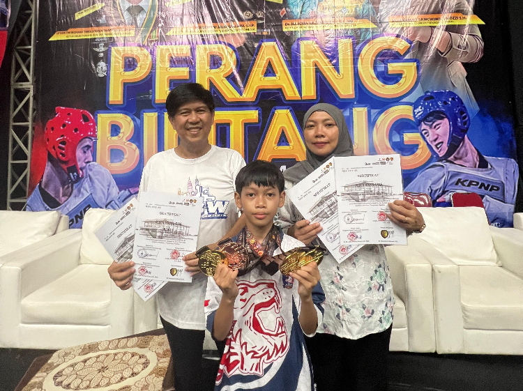Bersama kedua orang tuanya, Alden Mikael Syaf memperlihatkan tiga medali emas dan satu medali perunggu miliknya.&nbsp;(Syafrudin untuk Radar Banjarmasin)