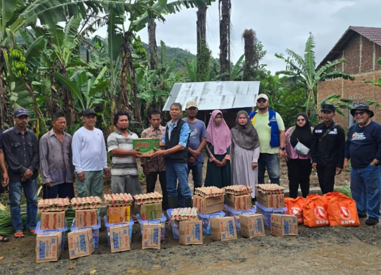 Kepala Dinsos Tala Eko Trianto saat menyerahkan bantuan pangan dan sandang untuk korban banjir bah di Desa Sungai Bakar, Minggu (29/6/2025). (Dinsos Tala untuk Radar Banjarmasin)