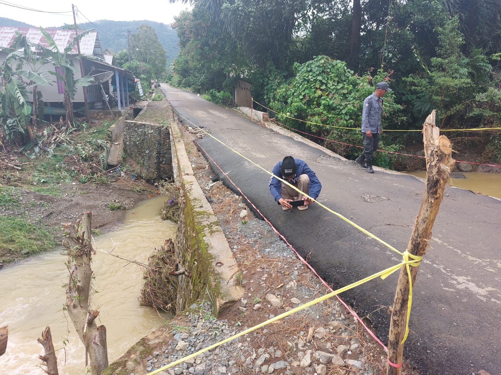 RUSAK: Inilah penampakan jembatan di RT 5 Desa Sungai Bakar yang mengalami kerusakan akibat diterjang air bah pada Sabtu (28/6/2025) tadi. (Foto : Norsalim Yahya/Radar Banjarmasin)