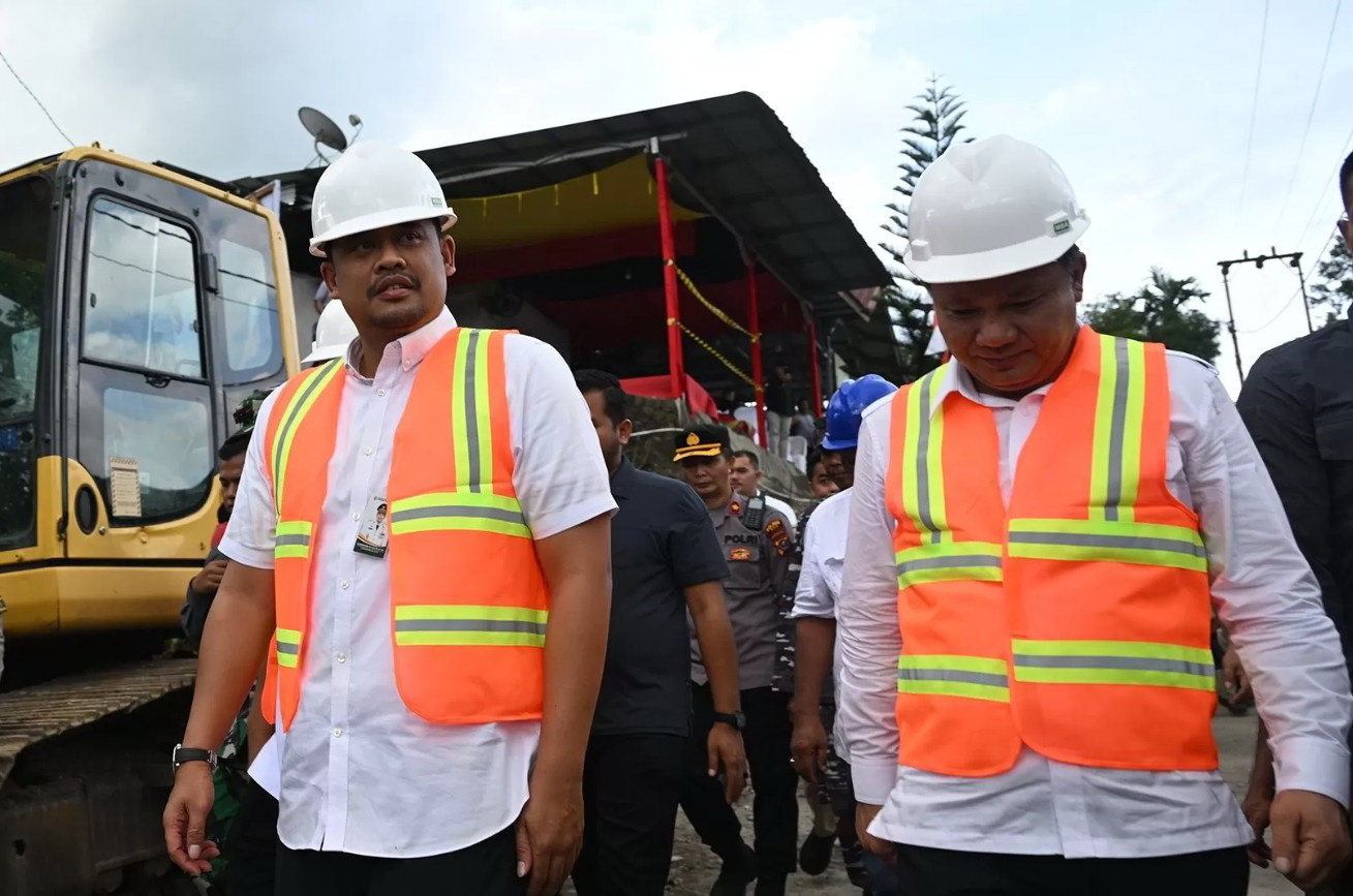 MENANTU JOKOWI: Gubernur Sumatera Utara Bobby Nasution melakukan Ground Breaking pembangunan jembatan Idano Noyo di Desa Tuwuna Kecamatan Manrehe Kabupaten Nias Barat, Jumat (13/6). (Diskominfo Sumut)
