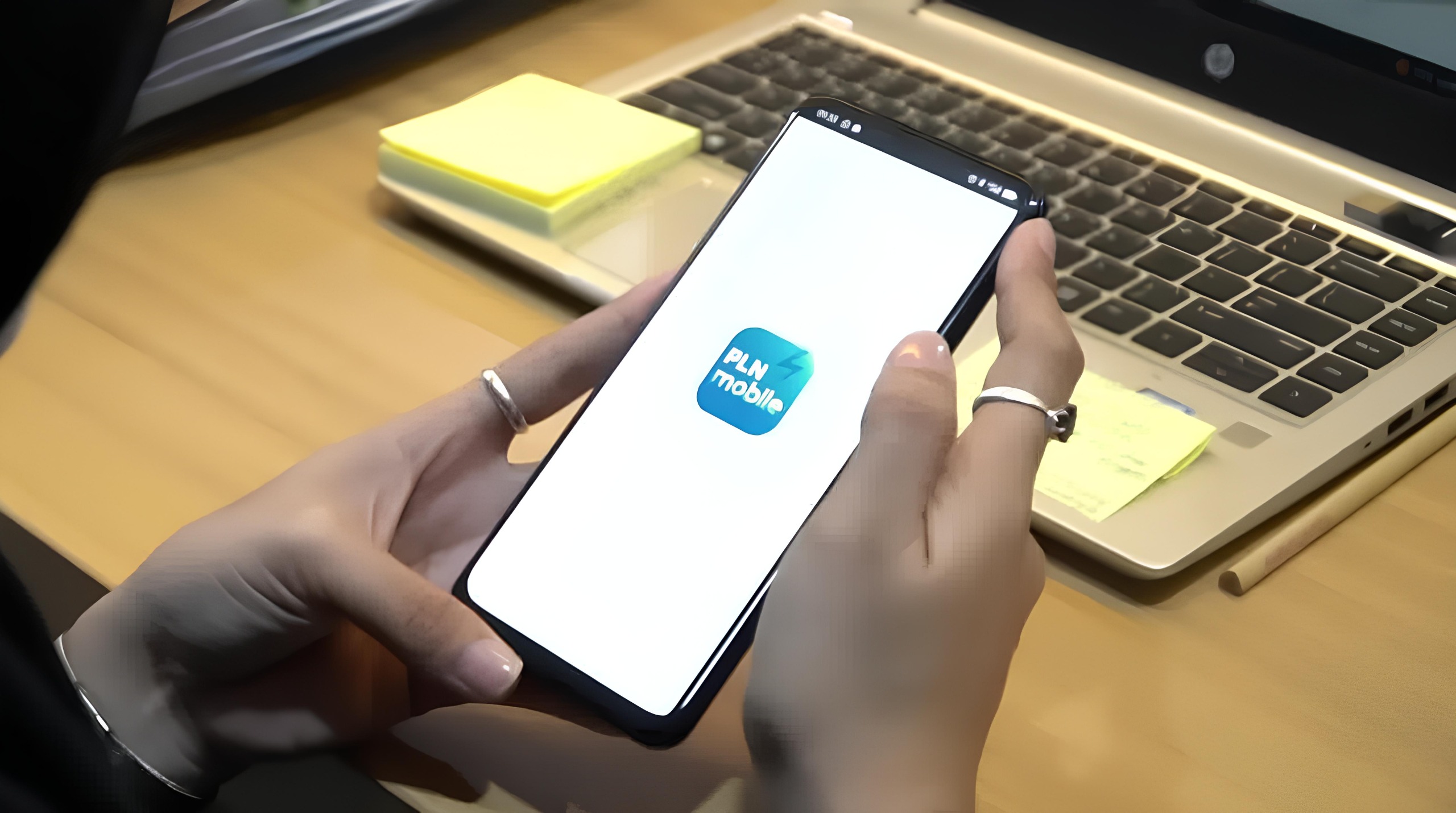 JANGAN DIBIARKAN: Masyarakat bisa melapor melalui PLN Mobile jika melihat ada tiang PLN miring atau kabel listriknya menjuntai, untuk segera ditangani.