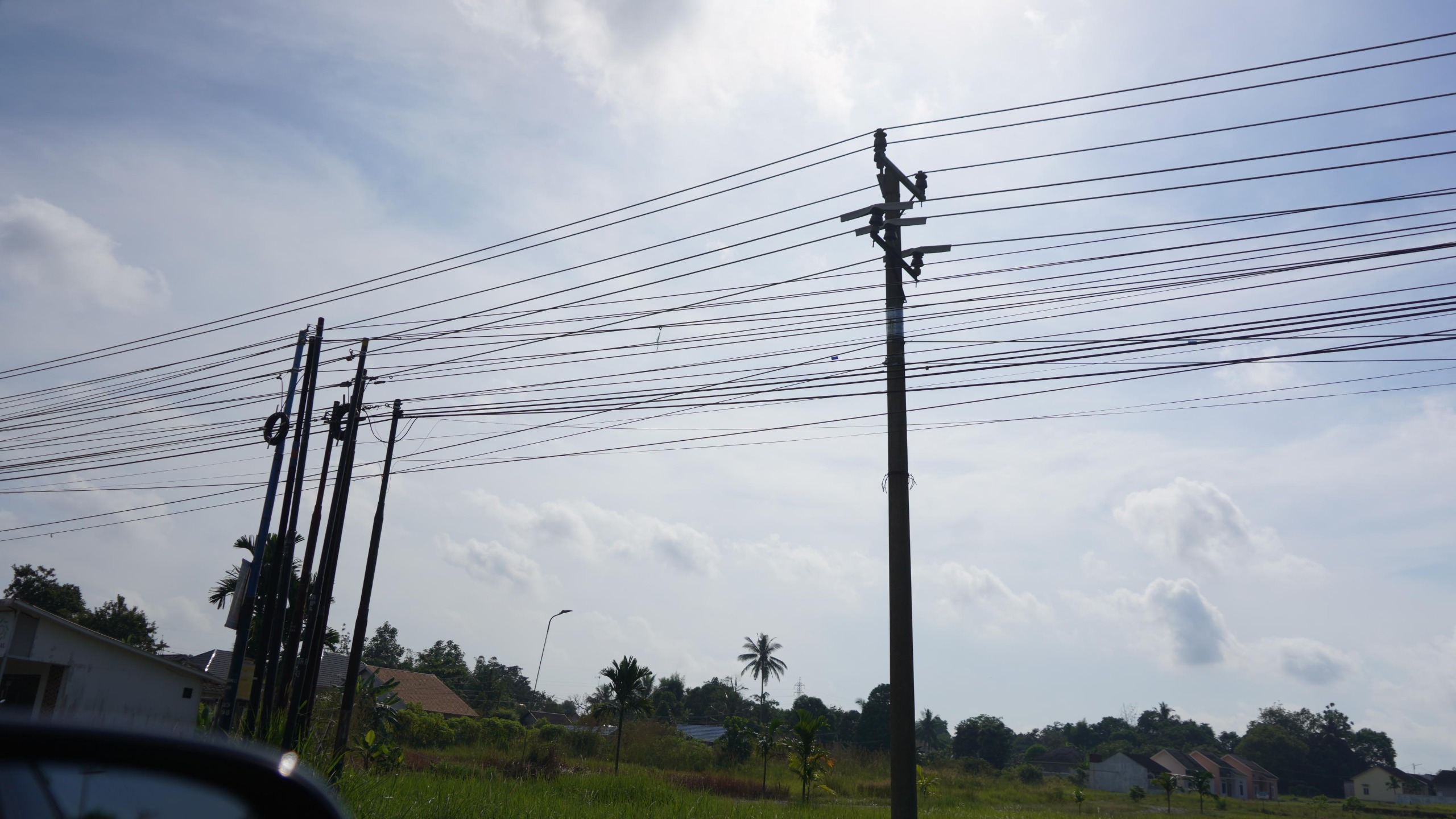 MENJULANG:Secara kasat mata, tiang PLN lebih tinggi dan berdiameter lebih besar dibanding tiang lain.(Foto-foto:PLN UID Kalselteng)